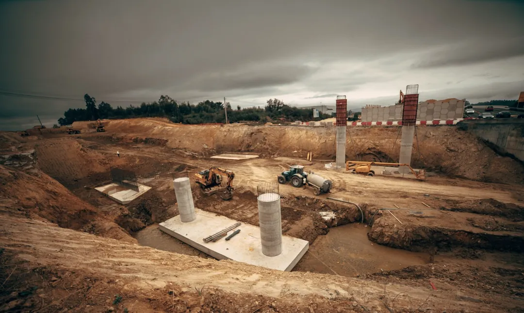 Excavación profunda y elementos de cimentación en una obra