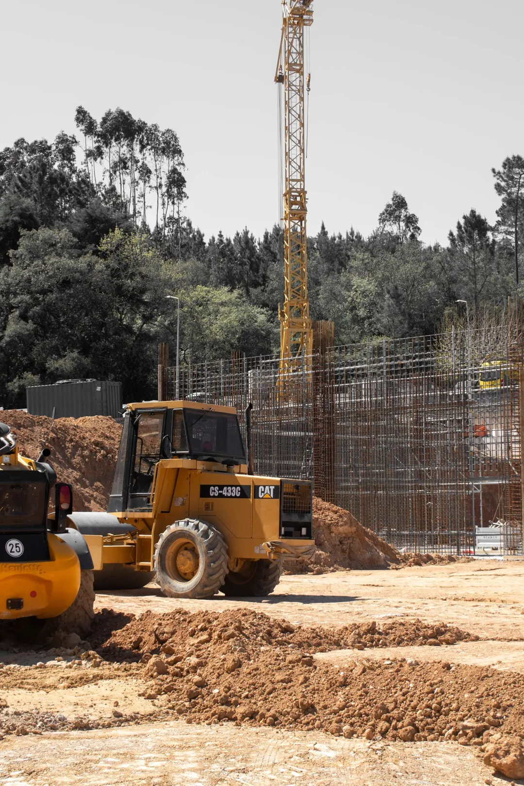 Grúa y trabajos de estructura en una obra en ejecución