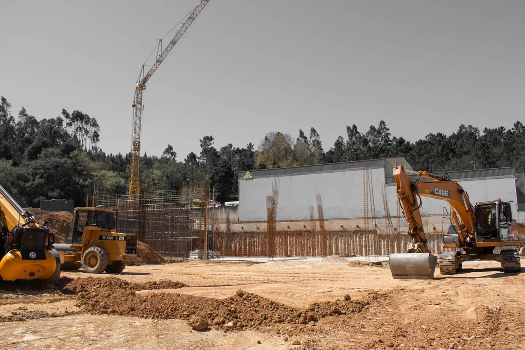 Maquinaria y grúa en una obra de edificación