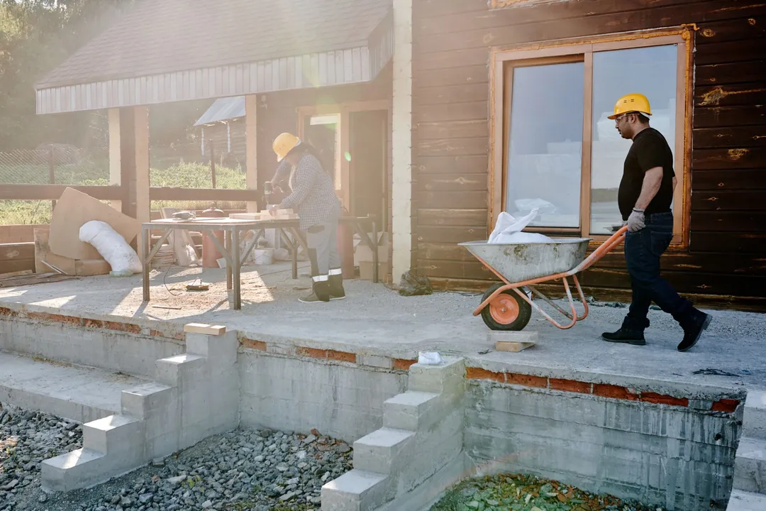 Profesionales trabajando en la rehabilitación de una vivienda